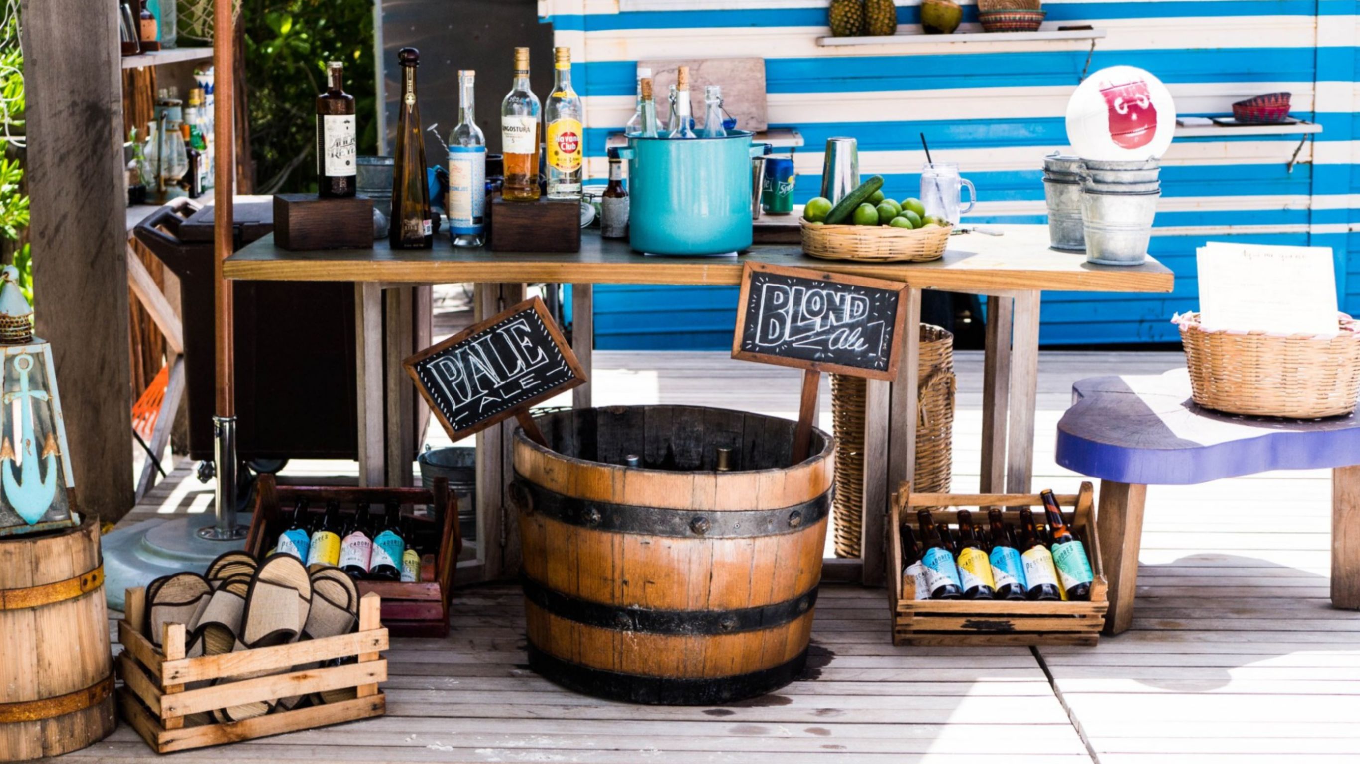 Aquí Me Qudeo 餐厅 La Cantina 餐车供应啤酒和龙舌兰酒的饮品车特写 